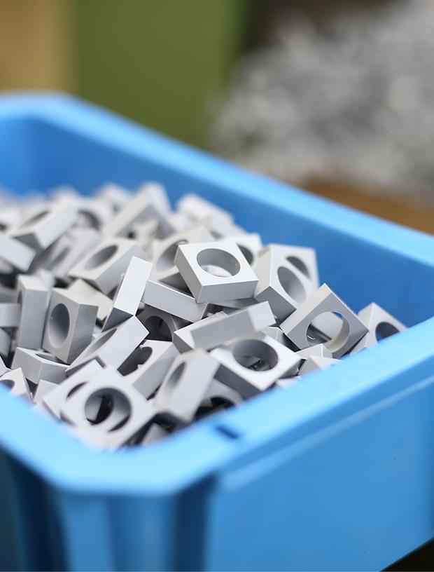 CREATING A LIFE WITH PLASTICプラスチックと共に生きる。短納期高品質低価格プラスチック切削加工幅広い素材のプラスチック切削加工に対応いたします。試作や一点物、多品種・少量生産などもご相談ください。